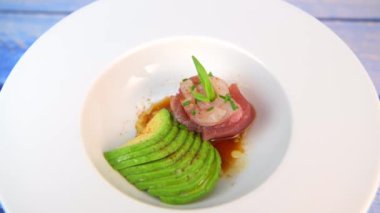BALIK CEVIChe RECİPE, SEA BREAM VE TUNA, AVOCADO, ÇOCİLİ, ÇOCİVLER, LEMON, OLIVE OIL, BLUE POPPY SEEDS, SALT, yüksek kaliteli VIDEO
