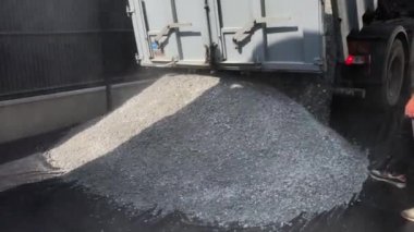 Ayrılmış bir evin garaj yoluna çakıl döken bir kamyon, yüksek kalite 4K görüntü.