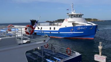Porquerolles, Fransa - 06: 14 2024: Hyeres ve Porquerolles adaları arasındaki yolcu feribotu varış manevrası yapıyor. Yüksek kalite 4k görüntü