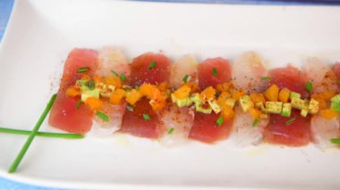 BALIK CEVIChe RECİPE, SEA BREAM VE TUNA, AVOCADO, ÇOCİLİ, ÇOCİVLER, LEMON, OLIVE OIL, BLUE POPPY SEEDS, SALT, yüksek kaliteli VIDEO