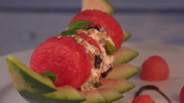 Kurutulmuş meyve, tabak, fındık ve pastırma ile kaplanmış Feta Yüzüklerinin Salatası.