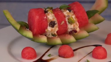 Kurutulmuş meyve, tabak, fındık ve pastırma ile kaplanmış Feta Yüzüklerinin Salatası.