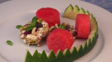 Kurutulmuş meyve, tabak, fındık ve pastırma ile kaplanmış Feta Yüzüklerinin Salatası.