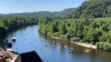 Fransa 'nın Perigord şehrinde La Roque-Gageac' taki Dordogne nehrinde kayak yaparken. Yüksek kalite 4k görüntü