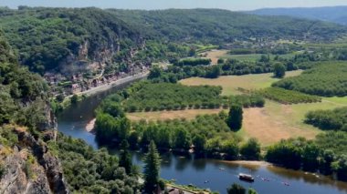 Fransa 'nın Perigord şehrinde La Roque-Gageac' taki Dordogne nehrinde kayak yaparken. Yüksek kalite 4k görüntü