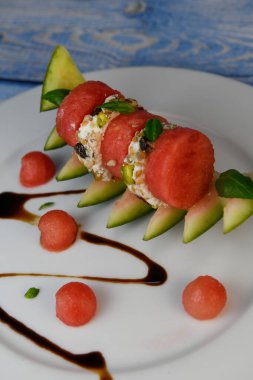 Kurutulmuş meyve, tabak, fındık ve pastırma ile kaplanmış Feta Yüzüklerinin Salatası.