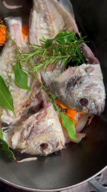 Tabaklarınıza eşlik edecek bir sos yaratmak için havuç, soğan, kekik ve defne yapraklarıyla çerez pişirin. Yüksek kalite 4k görüntü