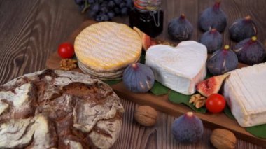 Normandiya peyniri, AOP, Livarot, Neufchatel, Pont leveque, Pain de seigle, incir, ceviz, üzüm, elderberry gelee. Yüksek kalite 4k görüntü