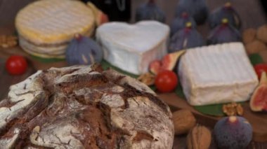 Normandiya peyniri, AOP, Livarot, Neufchatel, Pont leveque, Pain de seigle, incir, ceviz, üzüm, elderberry gelee. Yüksek kalite 4k görüntü