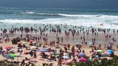 Biscarosse, Gironde, Fransa 'daki sahil ziyaretçileri. Yüksek kalite 4k görüntü