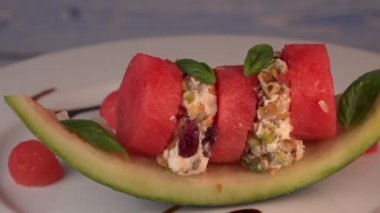 Kurutulmuş meyve, tabak, fındık ve pastırma ile kaplanmış Feta Yüzüklerinin Salatası.