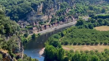 Fransa 'nın Perigord şehrinde La Roque-Gageac' taki Dordogne nehrinde kayak yaparken. Yüksek kalite 4k görüntü