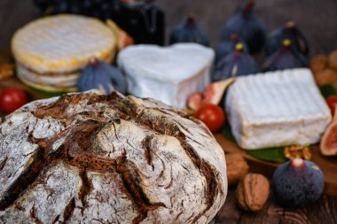 Normandiya peyniri, AOP, Livarot, Neufchatel, Pont leveque, Rye ekmeği, incir, ceviz, üzüm, elderberry gelee. Yüksek kalite fotoğraf