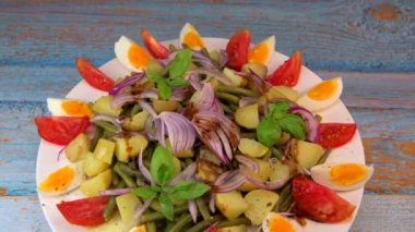 Taze salata, yeşil fasulye, küçük patates, yumurta, domates, fesleğen, kırmızı soğan ve balzamik sirke sosu. Yüksek kaliteli video