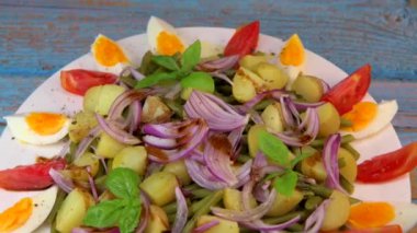 Taze salata, yeşil fasulye, küçük patates, yumurta, domates, fesleğen, kırmızı soğan ve balzamik sirke sosu. Yüksek kaliteli video