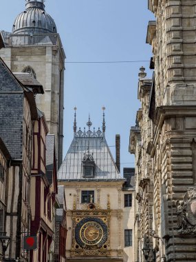 ROUEN, FRANCE - 2024 Rue du Gros-Horloge 'daki Saat, Rouen, Haute-Normandy, Yüksek Kaliteli Fotoğraf