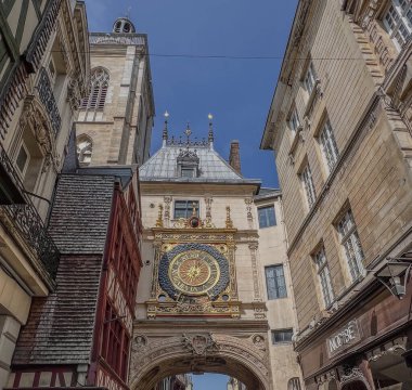 ROUEN, FRANCE - 2024 Rue du Gros-Horloge 'daki Saat, Rouen, Haute-Normandy, Yüksek Kaliteli Fotoğraf