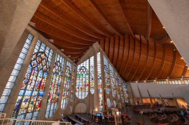 Ağustos, 2024. St. Joan Arcs Katolik Kilisesi, Rouen, Fransa. Kilisede kocaman vitraylı camlar var. Yüksek kalite fotoğraf