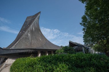 Ağustos, 2024. St. Joan Arcs Katolik Kilisesi, Rouen, Fransa. Kilisede kocaman vitraylı camlar var. Yüksek kalite fotoğraf