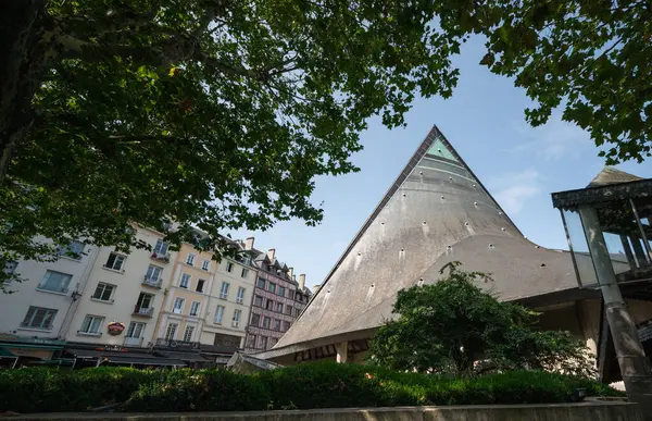 Ağustos, 2024. St. Joan Arcs Katolik Kilisesi, Rouen, Fransa. Kilisede kocaman vitraylı camlar var. Yüksek kalite fotoğraf