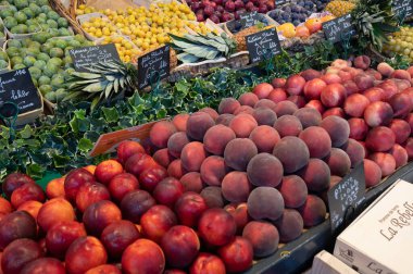 Rouen 'de bir markette taze meyve satılıyor, Normandiya Lisesi kalitesinde.