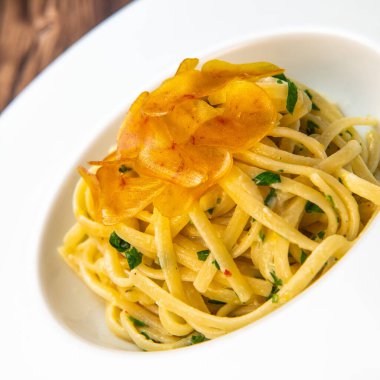POUTARG, LİMON, GARLIC, LİMON ZEST, FREAM VE PARSLEY ile Linguine Pastası. Yüksek kalite fotoğraf