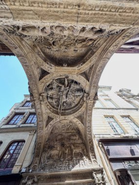 ROUEN, FRANCE - 2024 Rue du Gros-Horloge 'daki Saat, Rouen, Haute-Normandy, Yüksek Kaliteli Fotoğraf