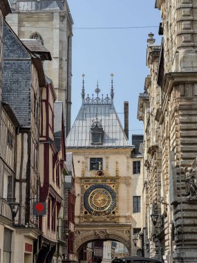 ROUEN, FRANCE - 2024 Rue du Gros-Horloge 'daki Saat, Rouen, Haute-Normandy, Yüksek Kaliteli Fotoğraf