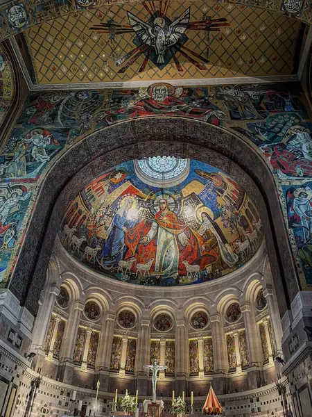 Lisieux 'daki Basilica Sainte Therese, Calvados Bölümü, Fransa. Yüksek kalite fotoğraf