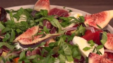 Domatesli, incirli, bayonne jambonlu ve peynirli yaz salatası.