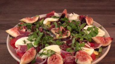 Domatesli, incirli, bayonne jambonlu ve peynirli yaz salatası.