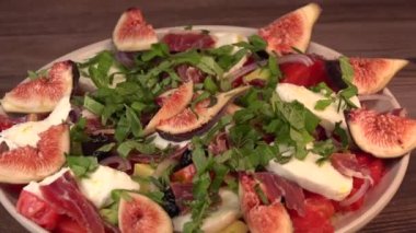 Domatesli, incirli, bayonne jambonlu ve peynirli yaz salatası.