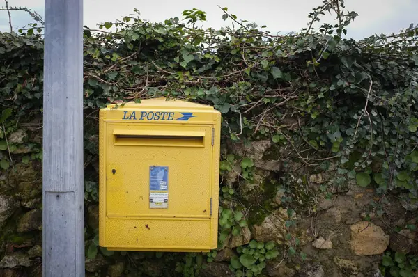 RIONS, FRANCE -15 Ocak 2024 - La Poste 'den sarı bir posta kutusu görüntüsü, Fransız kamu posta servisi, yüksek kaliteli fotoğraf