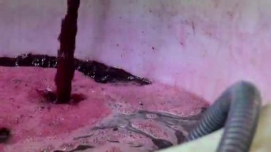 Şarap fabrikası, şarap mahzeninde şarap üretirken üzüm suyu havası, Bordeaux Vineyard, Fransa. Yüksek kalite 4k görüntü