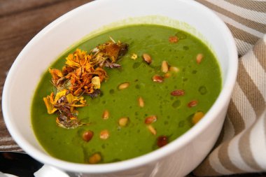 Çam fıstıklı, kurutulmuş çiçekli, yüksek kaliteli fotograflı Leec ve Patates Sosu 'nun makbuzu