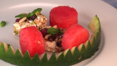 Kurutulmuş meyve, tabak, fındık ve pastırma ile kaplanmış Feta Yüzüklerinin Salatası.