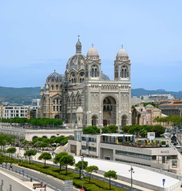 Marsilya 'nın hareketli limanını görkemli bir şekilde gören Marsilya Büyük Katedrali, şehrin zengin tarihi ve mimari ihtişamı ve yüksek kaliteli fotoğrafının bir kanıtı olarak duruyor.