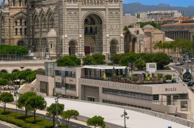 Musse Regard de Provence ve Marsilya Büyük Katedrali, şehrin zengin tarihi ve mimari ihtişamı ve yüksek kaliteli fotoğrafının bir kanıtı olarak duruyor.