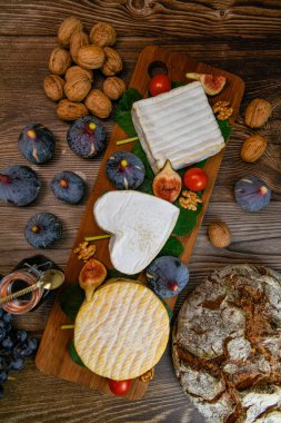 Normandiya peyniri, AOP, Livarot, Neufchatel, Pont leveque, Rye ekmeği, incir, ceviz, üzüm, elderberry gelee. Yüksek kalite fotoğraf