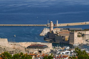 Marsilya, Fransa - 7 Haziran 2024: Güneşli yaz gününde Kale Kulesinin Hava Manzarası Tarihi Marina Limanı. Yüksek kalite fotoğraf