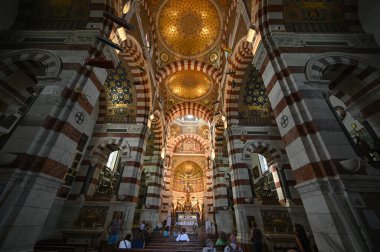 Marsilya, Fransa, 07 Haziran 2024: Marsilya 'daki Bizans mimari bazilikası Notre Dame de la Garde' nin iç görünümü. Yüksek kalite fotoğraf