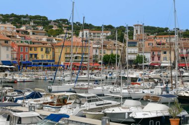 Marsilya, Provence, Fransa 'nın popüler tatil beldesi Cassis' te renkli evler ve tekneler.