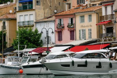 Marsilya, Provence, Fransa 'nın popüler tatil beldesi Cassis' te renkli evler ve tekneler.