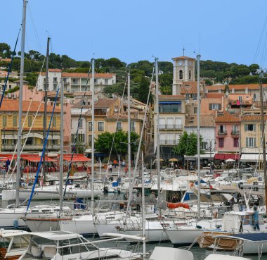 Marsilya, Provence, Fransa 'nın popüler tatil beldesi Cassis' te renkli evler ve tekneler.