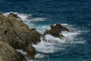 Porquerolles engebeli kayalıkları Akdeniz 'in berrak ve kaliteli fotoğraflarıyla buluşuyor.