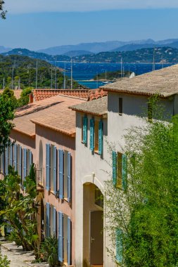 Porquerolles Adası 'ndaki evler, kapılar ve pencereler, Güney Fransa, Fransız Rivierası, yüksek kaliteli fotoğraf