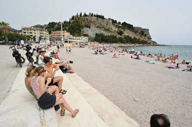 Fransa, Cassis, Haziran 09, 2024: Cote dAzur 'daki Cassis kıyı kasabası, plaj ve banyo manzarası, güney Fransa, yüksek kaliteli fotoğraf