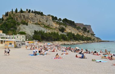 Fransa, Cassis, Haziran 09, 2024: Cote dAzur 'daki Cassis kıyı kasabası, plaj ve banyo manzarası, güney Fransa, yüksek kaliteli fotoğraf