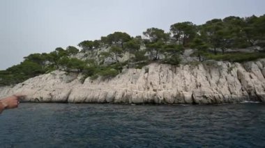 Marsilya, Fransa - 9 Haziran 2024: Provence, Calanques Ulusal Parkı 'nda En-Vau' lu Calanque, bir tekne turunda görüldü.