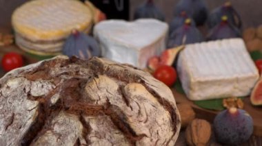 Normandiya peyniri, AOP, Livarot, Neufchatel, Pont leveque, Pain de seigle, incir, ceviz, üzüm, elderberry gelee. Yüksek kalite 4k görüntü